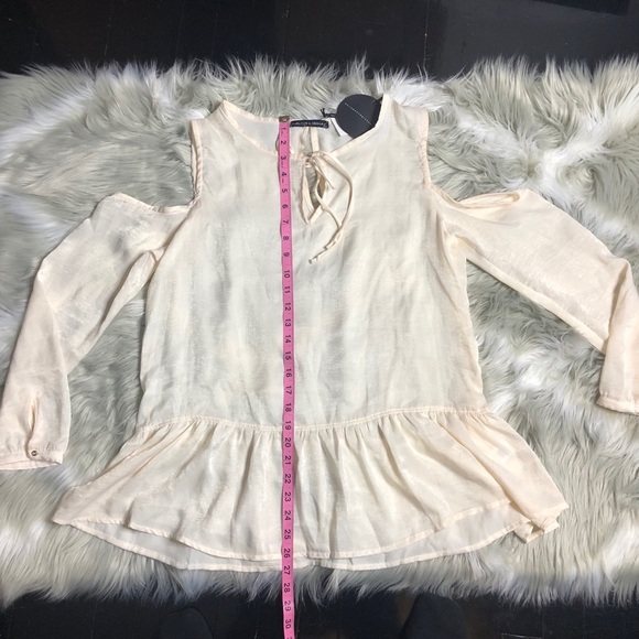 Harlow & Graham ivory could shoulder peplum blouse - Picture 5 of 7